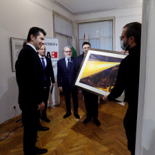 Ivo Pecov personally gave the painting "The Bearer of Light and Followers" to the Prime Minister of Bulgaria Kiril Petkov  (photo)