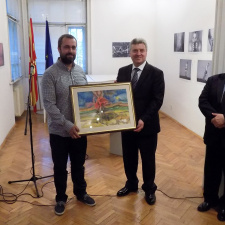 Иво Пецов ја подари лично својата слика „Пред нова сезона, во меѓувремието“ на македонскиот претседател Ѓорге Иванов (фотографија)